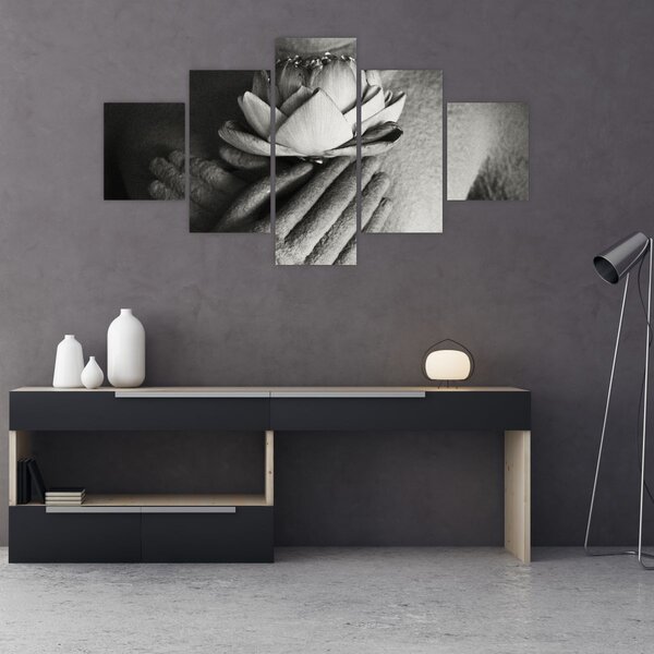 Obraz - Lotos w rękach Buddy (125x70 cm)