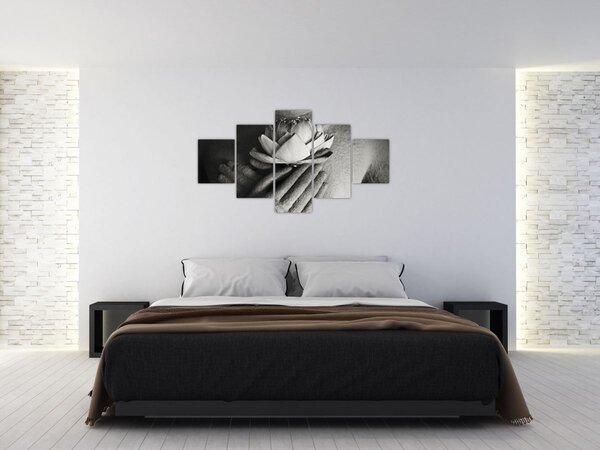 Obraz - Lotos w rękach Buddy (125x70 cm)