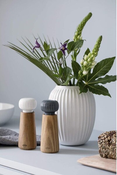 Młynek do przypraw z drewna dębowego z białym porcelanowym detalem Kähler Design Hammershoi, wys. 17,5 cm