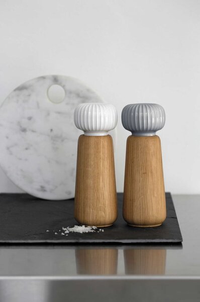 Młynek do przypraw z drewna dębowego z szaroniebieskim porcelanowym detalem Kähler Design Hammershoi, wys. 17,5 cm