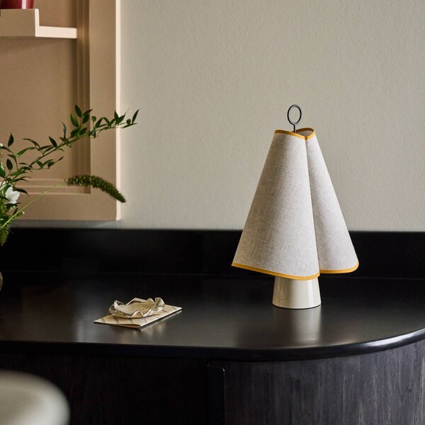 GUBI Lampa stołowa Hornbæk, możliwość ściemniania, kremowy / amber, salon / jadalnia, ceramika, design