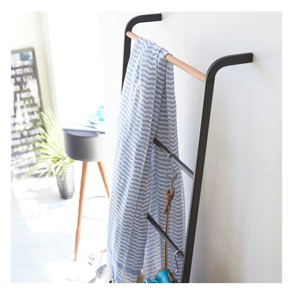 Czarna drabina dekoracyjna z detalem z bukowego drewna YAMAZAKI Tower Ladder