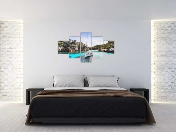 Obraz - Plaża z żaglówką (125x70 cm)