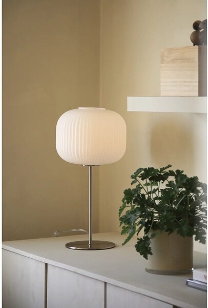 Lampa stołowa w biało-srebrnym kolorze ze szklanym kloszem (wysokość 50 cm) Sober – Markslöjd