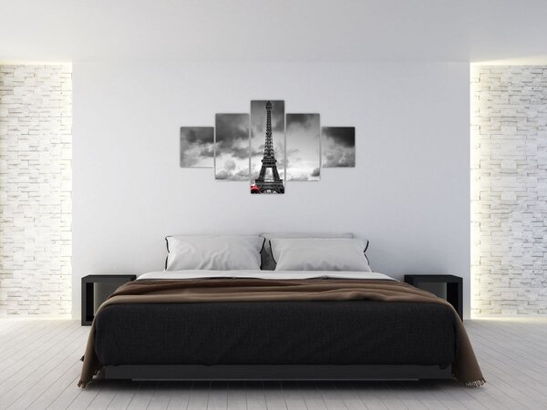 Obraz - Wieża Eiffla i czerwony samochód (125x70 cm)