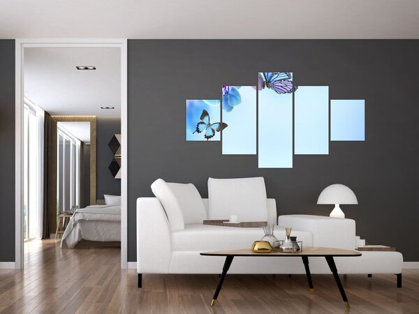 Obraz - Motyl na kwiatach orchidei, niebieski (125x70 cm)