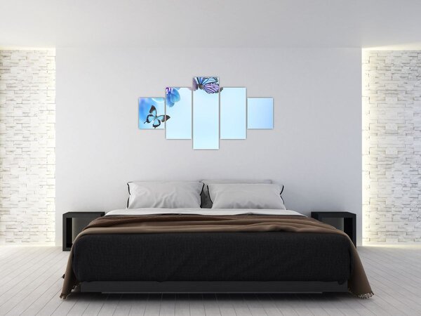 Obraz - Motyl na kwiatach orchidei, niebieski (125x70 cm)