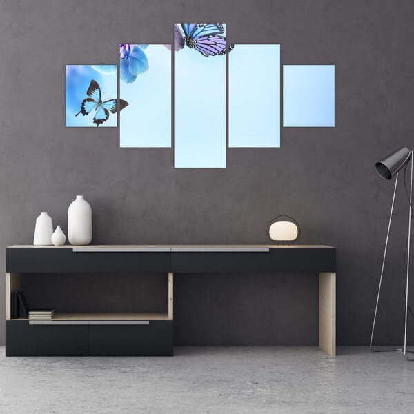 Obraz - Motyl na kwiatach orchidei, niebieski (125x70 cm)