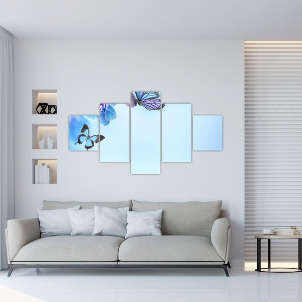 Obraz - Motyl na kwiatach orchidei, niebieski (125x70 cm)