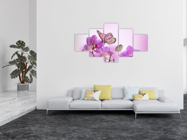 Obraz - Motyl na kwiatach orchidei, liliowy (125x70 cm)