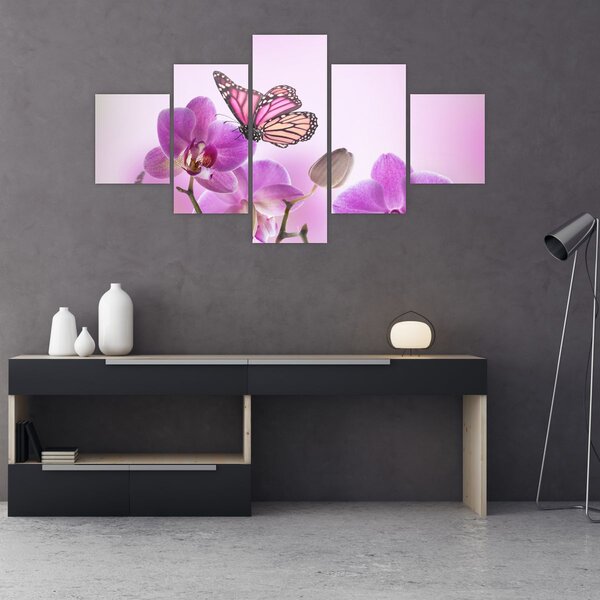 Obraz - Motyl na kwiatach orchidei, liliowy (125x70 cm)
