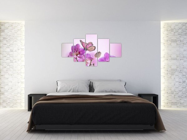 Obraz - Motyl na kwiatach orchidei, liliowy (125x70 cm)