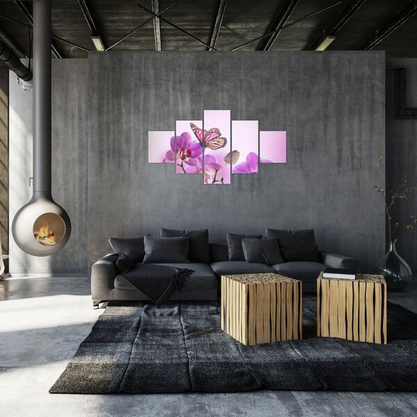 Obraz - Motyl na kwiatach orchidei, liliowy (125x70 cm)