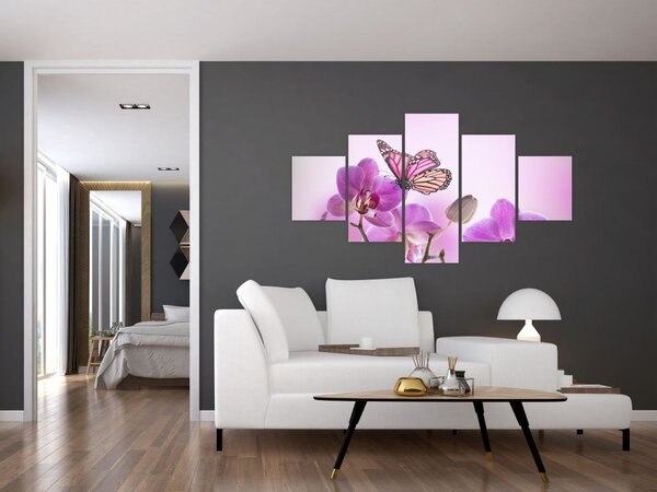 Obraz - Motyl na kwiatach orchidei, liliowy (125x70 cm)
