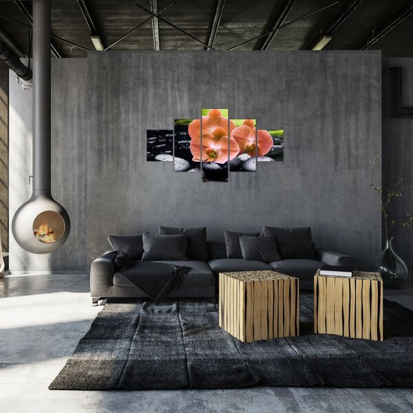 Obraz - Pomarańczowa orchidea z liśćmi palmy (125x70 cm)