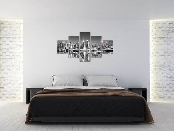 Obraz - Nowy Jork i fioletowy wieżowiec (125x70 cm)