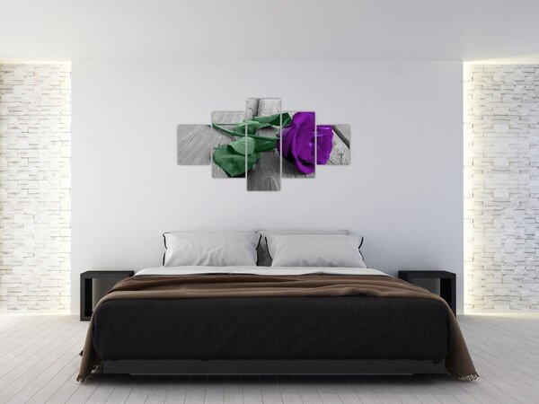 Obraz - Fioletowa róża z zieloną łodygą (125x70 cm)