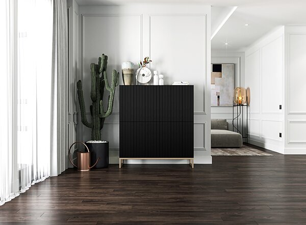 Czarna komoda z lamelowym frontem K4-R49