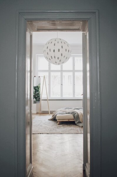 Wieszak z drewna sosnowego z lustrem Karup Design Hongi Natural