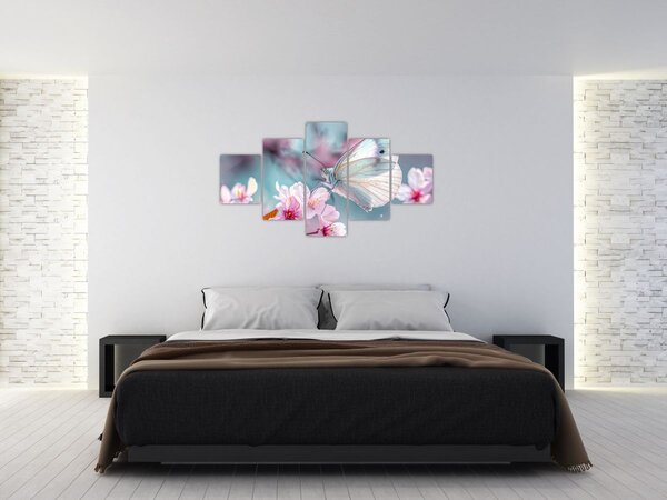 Obraz - Motyl na drzewie wiśni (125x70 cm)