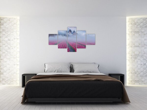 Obraz - Krajobraz z polami tulipanów (125x70 cm)