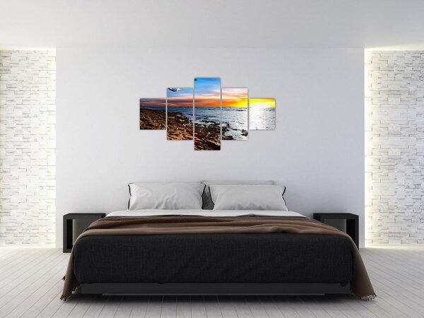 Obraz - Mewa lecąca nad wybrzeżem (125x70 cm)