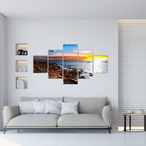 Obraz - Mewa lecąca nad wybrzeżem (125x70 cm)