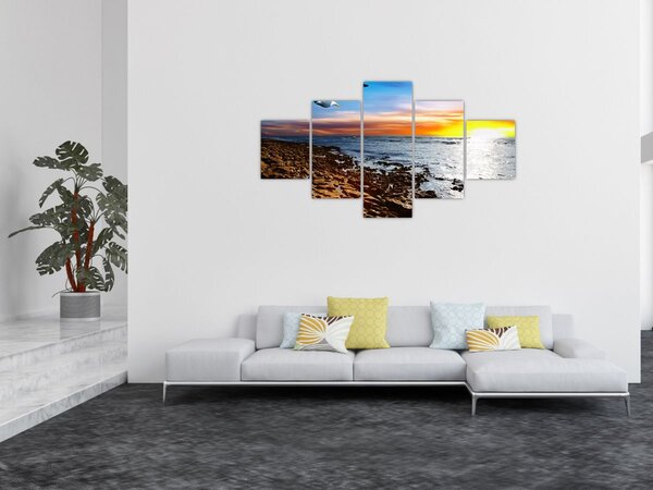 Obraz - Mewa lecąca nad wybrzeżem (125x70 cm)