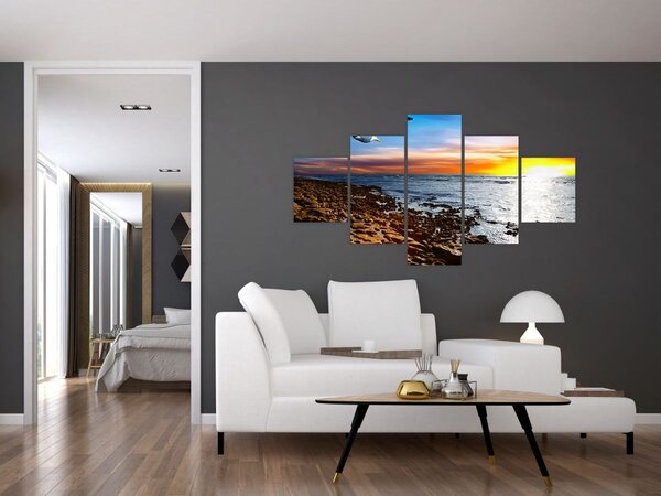 Obraz - Mewa lecąca nad wybrzeżem (125x70 cm)