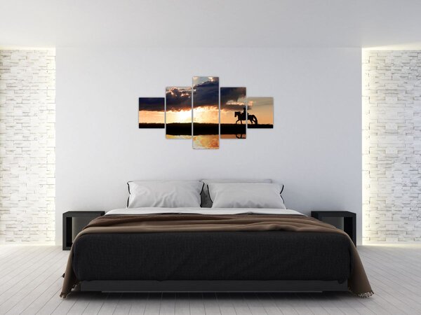 Obraz - Jeździec na koniu o zachodzie słońca (125x70 cm)