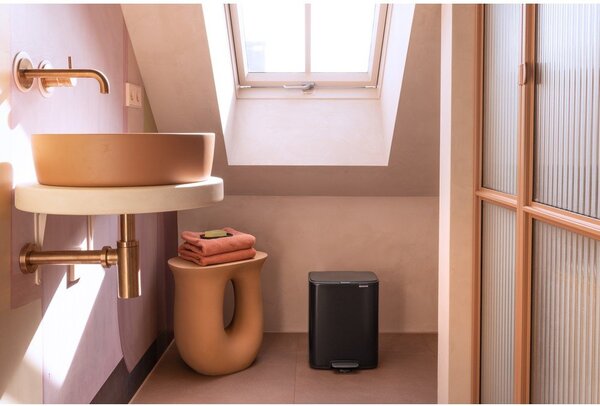 Stalowy kosz na śmieci z pedałem w kolorze matowej czerni 12 l Bo – Brabantia