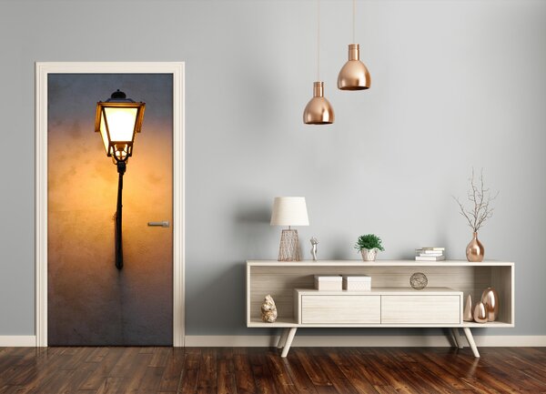 Fototapeta samoprzylepna DRZWI Stara uliczka lampa