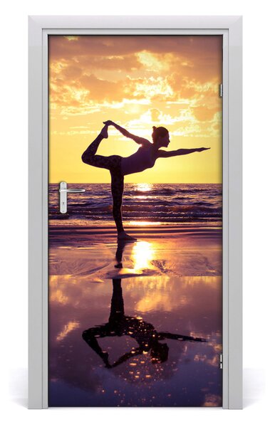 Naklejka fototapeta na drzwi Ludzie Joga na plaży