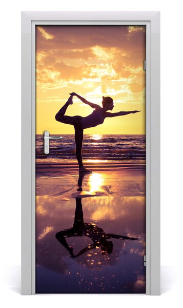 Naklejka fototapeta na drzwi Ludzie Joga na plaży