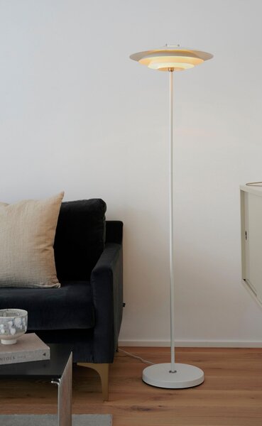 Biała metalowa lampa podłogowa w skandynawskim stylu