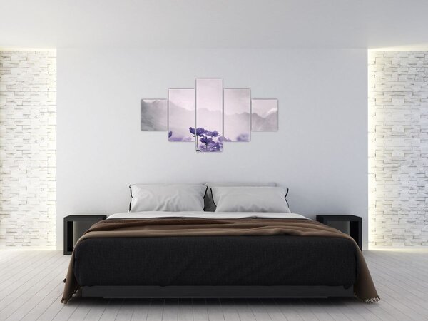 Obraz - Fioletowe kwiaty w górach (125x70 cm)