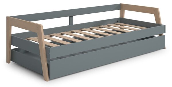 Zielono-szarozielone łóżko dziecięce z litego drewna sosnowego z wysuwanym łóżkiem ze schowkiem i stelażem 90x200 cm Carrie – Marckeric