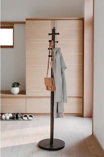 Czarny wieszak z drewna kauczukowego Pillar – Umbra