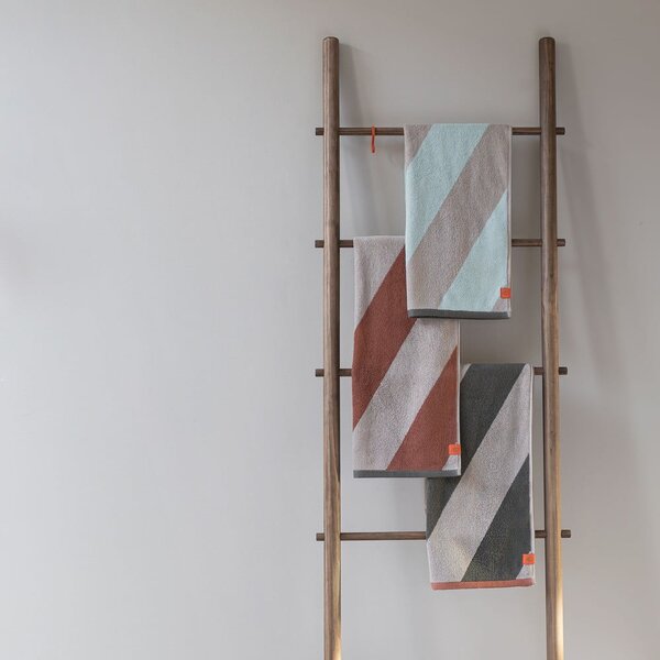 Miętowy ręcznik z bawełny organicznej frotte 50x90 cm Diagonal – Mette Ditmer Denmark