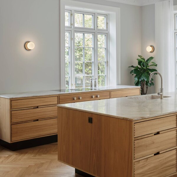 Nuura Kinkiet designerski Liila 1 Medium, możliwość ściemniania, brązowy / mosiężny, łazienka, metal, design