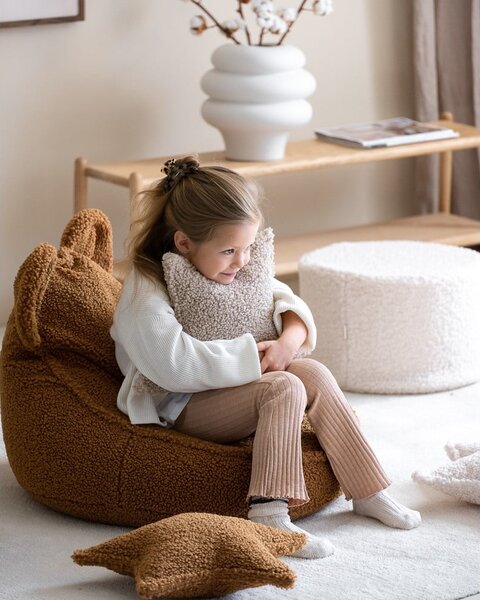 Brązowy dziecięcy worek do siedzenia z materiału bouclé Bear – Wigiwama