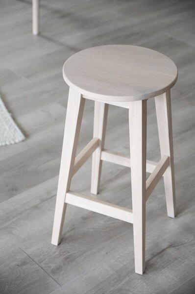 Hoker z litego drewna dębowego w naturalnym kolorze (wysokość siedziska 65 cm) Austin – Rowico