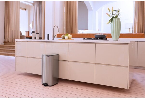 Stalowy kosz na śmieci z pedałem w kolorze matowego srebra 30 l Bo – Brabantia