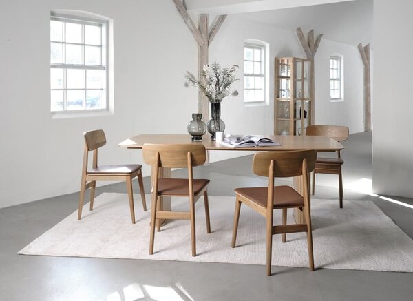 Koniakowo-naturalne krzesło z imitacji skóry Livo – Unique Furniture