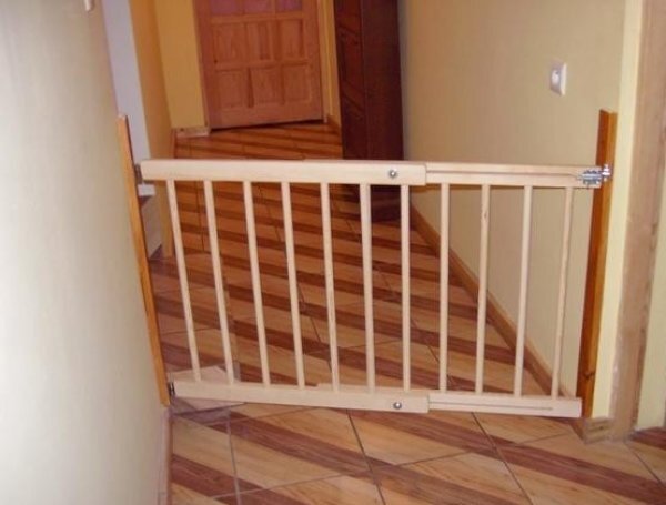 Bariera do drzwi, schodów Szerokość barierki: 72-122 cm, Wysokość barierki: 68 cm