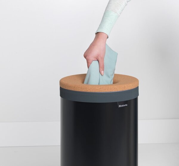 Metalowy kosz na pranie w kolorze matowej czerni 35 l – Brabantia