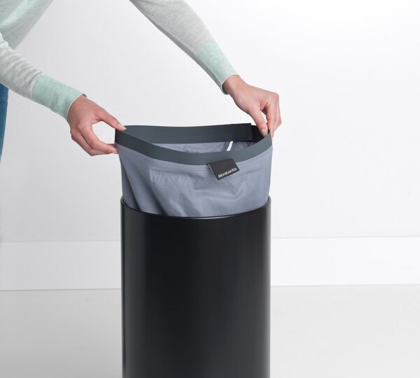 Metalowy kosz na pranie w kolorze matowej czerni 35 l – Brabantia