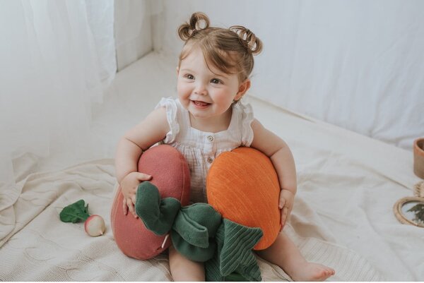Poduszka dziecięca Cathy the Carrot – Lorena Canals