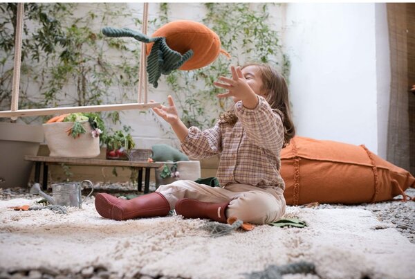 Poduszka dziecięca Cathy the Carrot – Lorena Canals