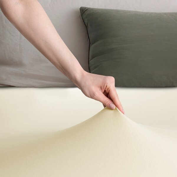 Kremowe dżersejowe prześcieradło z gumką 240x200 cm Amber – Restilo